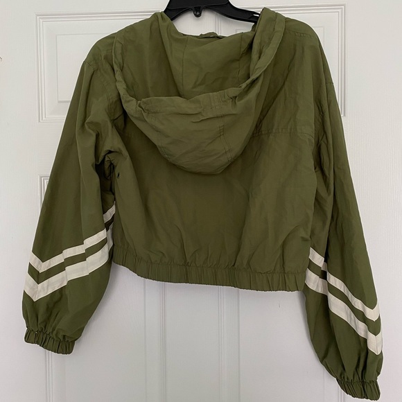 Cropped Running Jacket - Picture 2 of 6